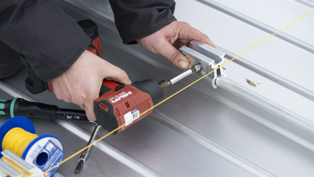 Eine Akkuschrauber-Maschine von Hilti im Einsatz auf einer Baustelle in der Stadt Zürich. (Archivbild) 20250516085834386.jpg