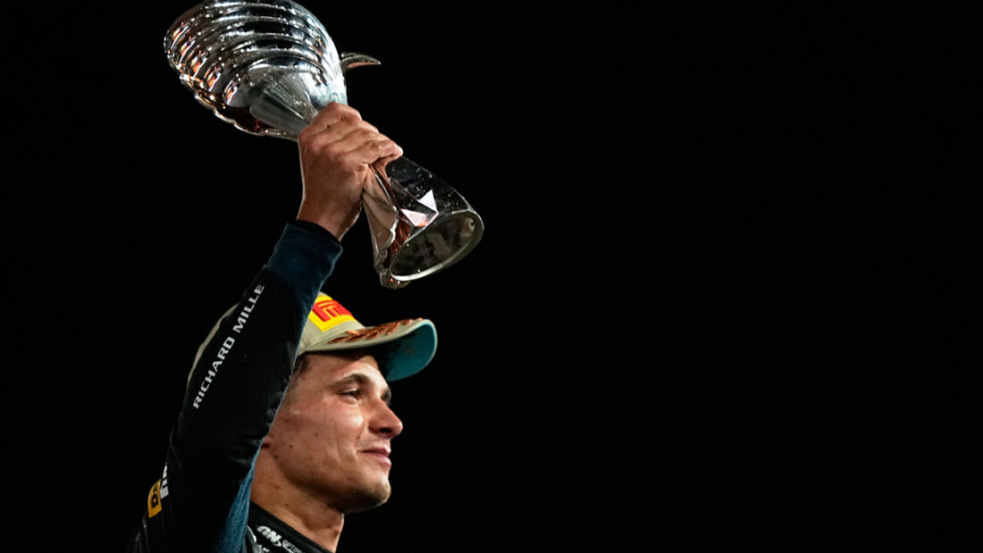 Lando Norris lässt sich mit dem Weltmeisterpokal feiern 20251208010019299.jpg