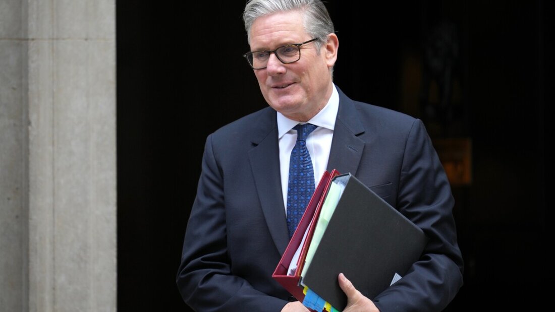 Der britische Premierminister Keir Starmer verlässt die Downing Street 10, um an der wöchentlichen Sitzung des Premierministers im Parlament in London teilzunehmen. Foto: Kin Cheung/AP/dpa 20260622043546362.jpg