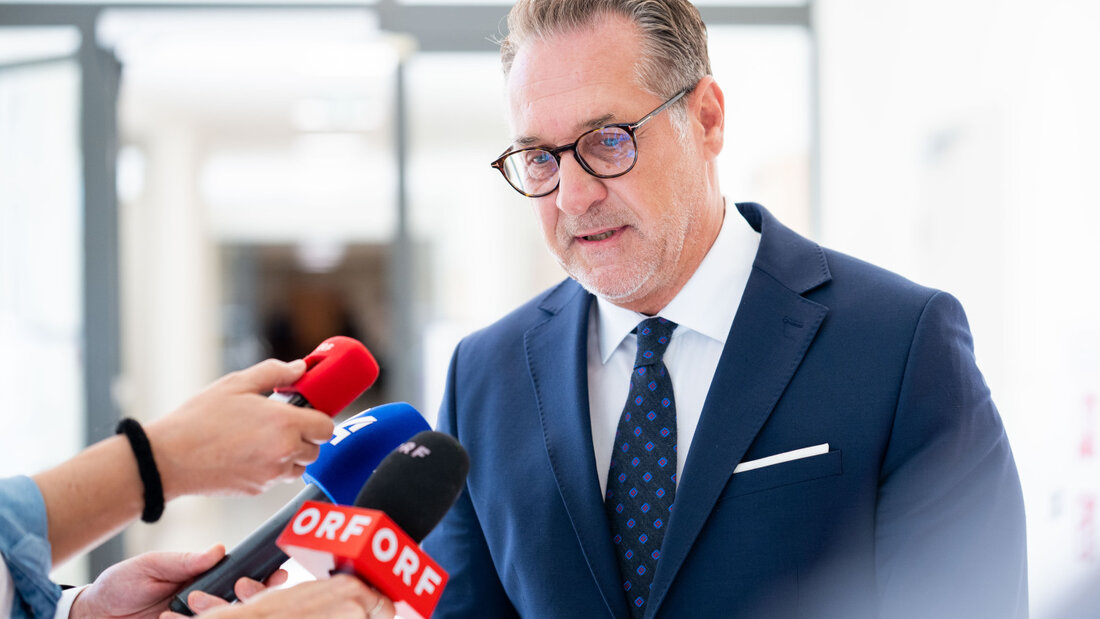 ARCHIV - Der ehemalige Chef der rechten FPÖ, Christian Strache, beantwortet Fragen vor dem Prozessbeginn im Straflandesgericht. Foto: Georg Hochmuth/APA/dpa 20260702200429264.jpg