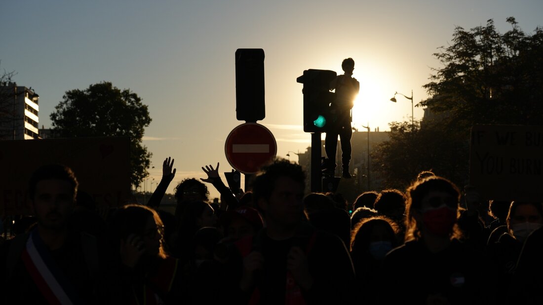 Schüler versammeln sich in Paris auf der Straße vor einer Demonstration gegen unterfinanzierte Schulen. Foto: Aurelien Morissard/AP/dpa 20261006101621051.jpg