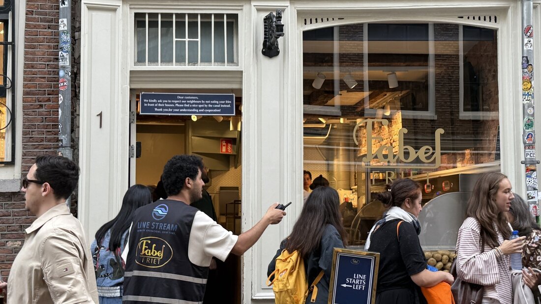PRODUKTION - Menschen stehen vor einer Snackbar. Fabel-Friet im Zentrum der Stadt ist seit Jahren zum absoluten Hotspot für Touristen geworden. Foto: Annette Birschel/dpa 20261019081326009.jpg