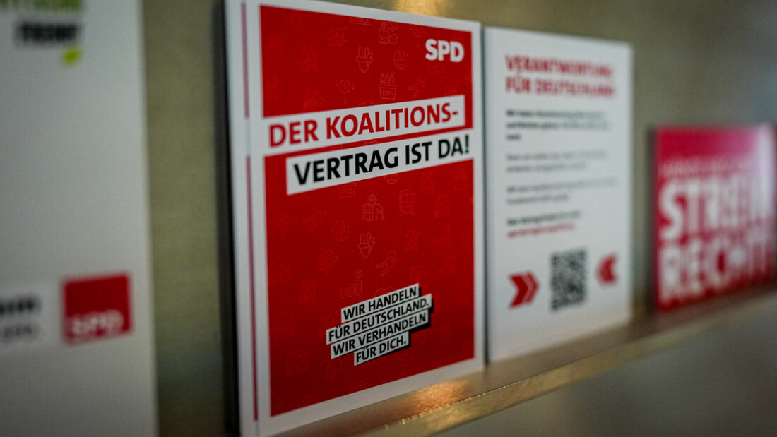 Eine Karte mit der Aufschrift "Der Koalitionsvertrag ist da!" ist in der SPD-Parteizentrale, dem Willy-Brandt-Haus, zu sehen. Foto: Kay Nietfeld/dpa 20250430094524115.jpg
