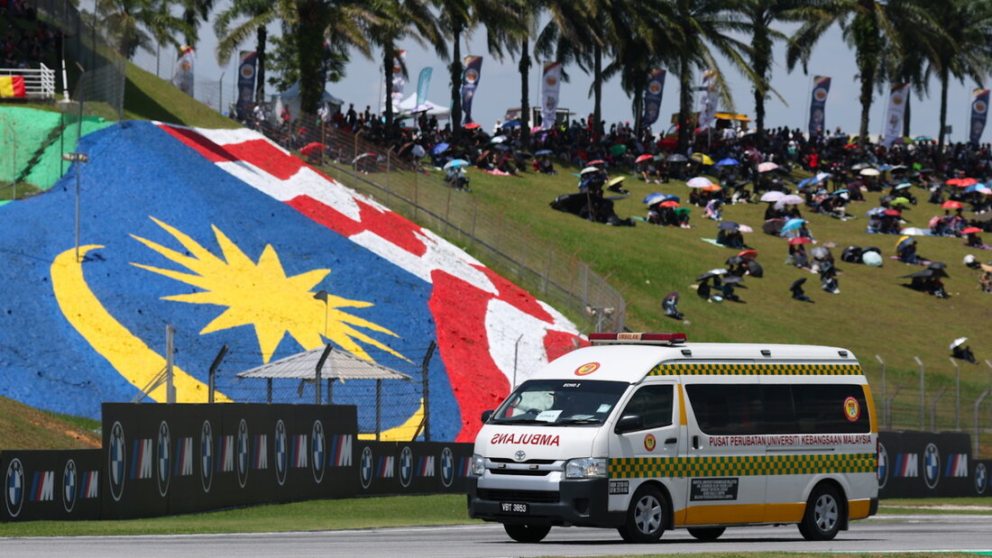 Das Ambulanz-Fahrzeug kommt im Sepang nach dem Crash, in den Noah Dettwiler verwickelt war, zum Einsatz. 20251026083543820.jpg