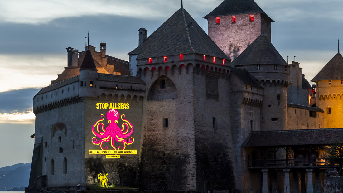 Mit ihrer Aktion protestiert Greenpeace am Schloss Chillon gegen die Beteiligung des in Châtel-St-Denis im Kanton Freiburg ansässigen Unternehmens Allseas am Tiefseebergbau. 20260715230955974.jpg
