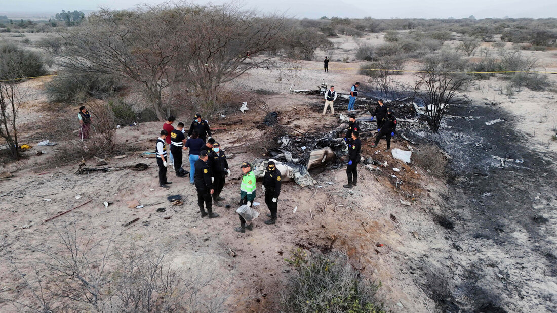 dpatopbilder - Die Polizei untersucht das Wrack eines Flugzeugs, das während eines Rundflugs mit Touristen über den Nazca-Linien in Peru abgestürzt ist. Foto: Genry Bautista/AP/dpa 20260802133718815.jpg