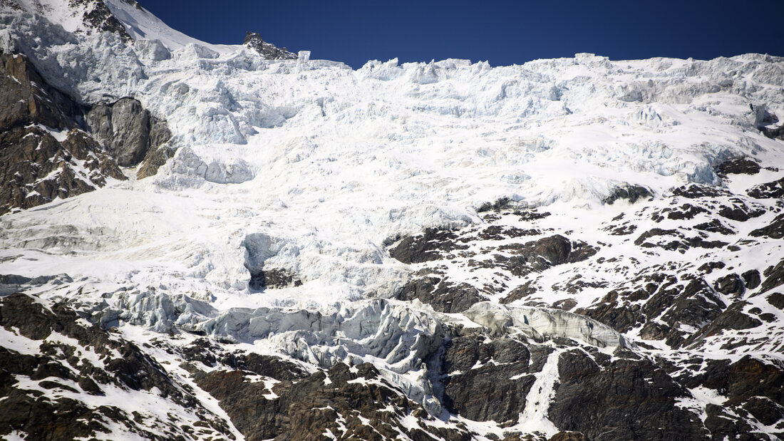 In der Vergangenheit kam es am Weisshorn wiederholt zu Abbrüchen, weshalb der Hängegletscher seit einigen Jahren von einer Radaranlage überwacht wird. Seit Montag gilt für die Gemeinde Randa VS eine Warnung der Stufe 3. (Archivbild) 20260825111813341.jpg