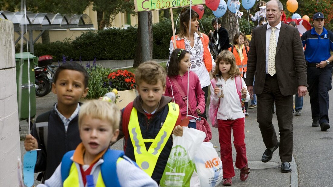 Als eine sichere Art von Schulweg empfiehlt der Verkehrsclub der Schweiz den sogenannten Pedibus, die Begleitung von Schülergruppen durch Erwachsene. (Archivbild) 20260907113949389.jpg
