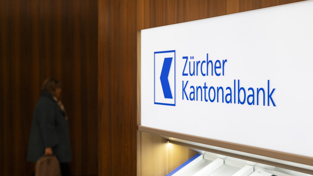 Die Zürcher Kantonalbank (ZKB) hat im ersten Semester 2025 mehr verdient. Ein schwächeres Zinsengeschäft konnte die Bank mit höheren Erträgen in anderen Bereichen mehr als kompensieren. Und der Ausblick ist weiter positiv. (Archivbild) 20250829073032533.jpg