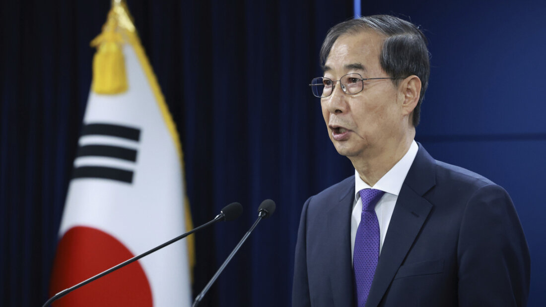 ARCHIV - Der damalige Übergangspräsident Han Duck-soo spricht während einer Pressekonferenz im Regierungskomplex. Nun fordert der südkoreanische Sonderermittler eine lange Haftstrafe gegen Han. Foto: Hong Hae-in/Yonhap/dpa 20251126094746295.jpg