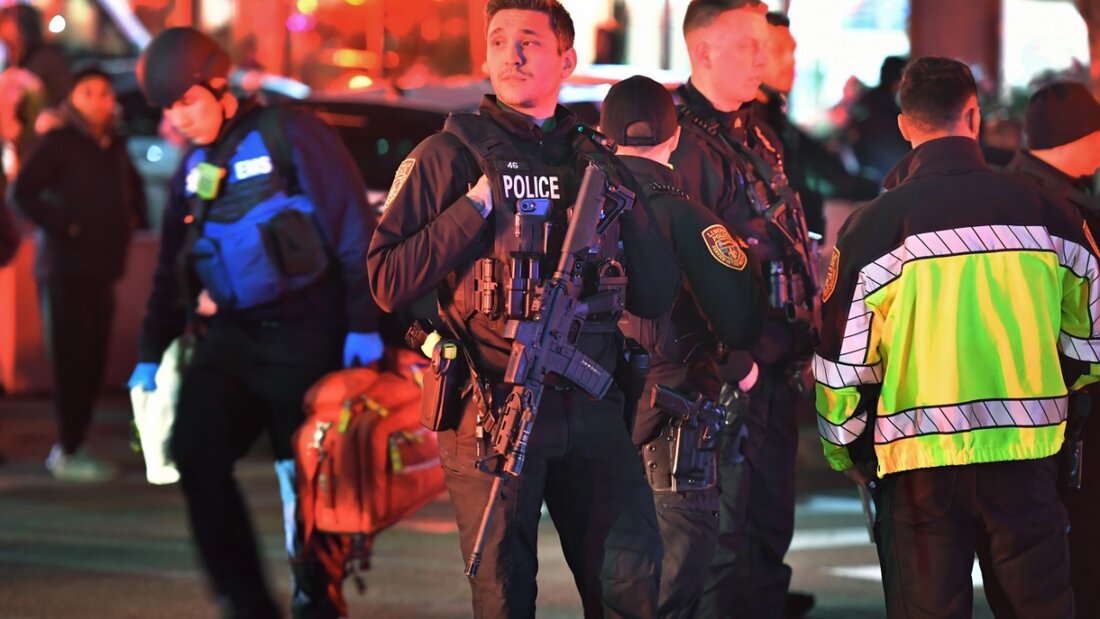 Beamte der Strafverfolgungsbehörden, die Waffen tragen, versammeln sich in der Nähe der Brown University, nachdem Schüsse gefallen waren. Foto: Steven Senne/AP/dpa 20251214014655121.jpg