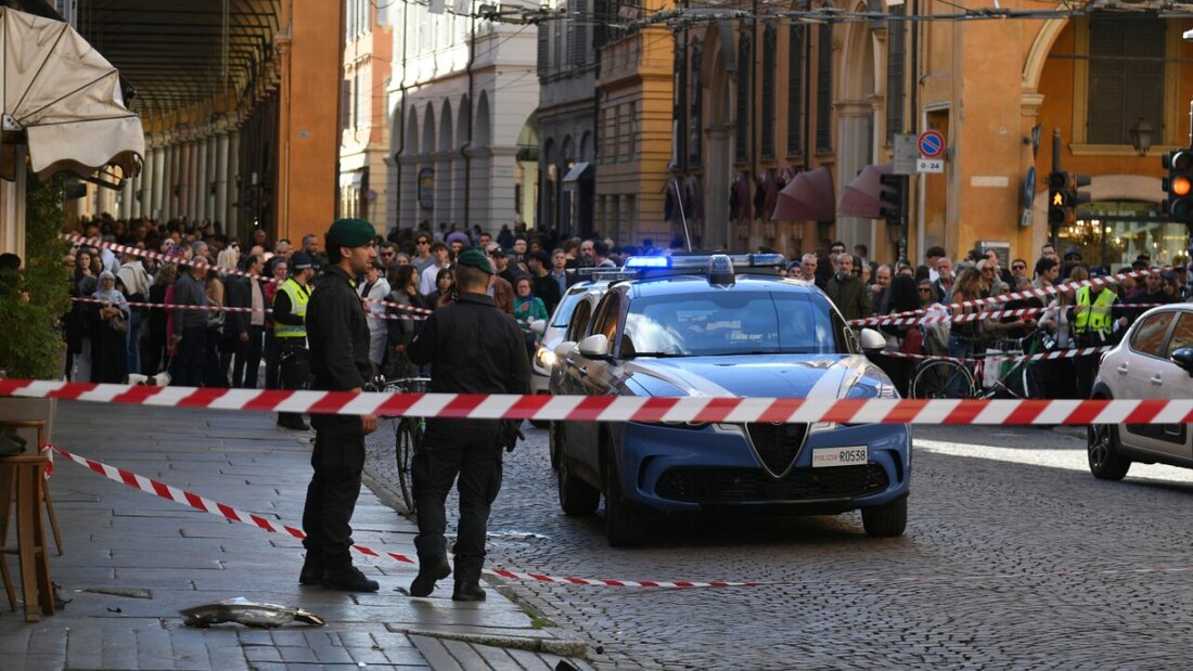 dpatopbilder - Ein Polizeiwagen steht nach einem Vorfall in einer Straße in Modena in einem abgesperrten Bereich. Foto: Uncredited/LaPresse/AP/dpa 20260516203526725.jpg