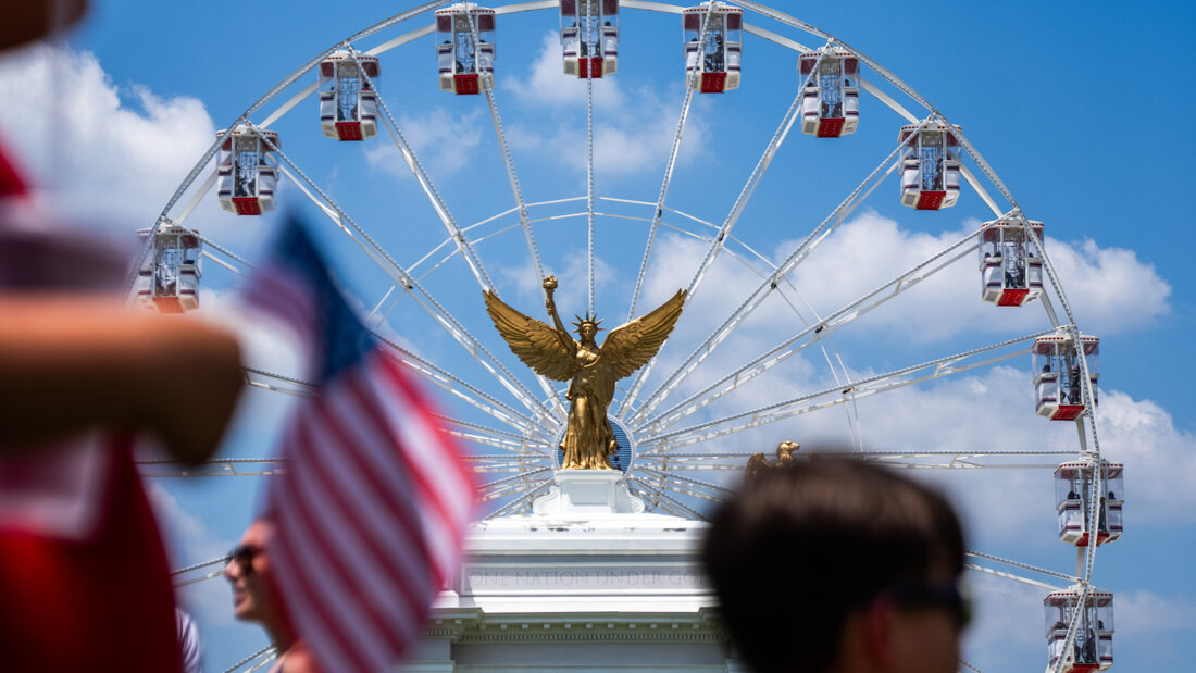 dpatopbilder - Besucher schlendern in Washington auf der «Great American State Fair» auf der National Mall umher. Foto: Allison Robbert/AP/dpa 20260704105208928.jpg