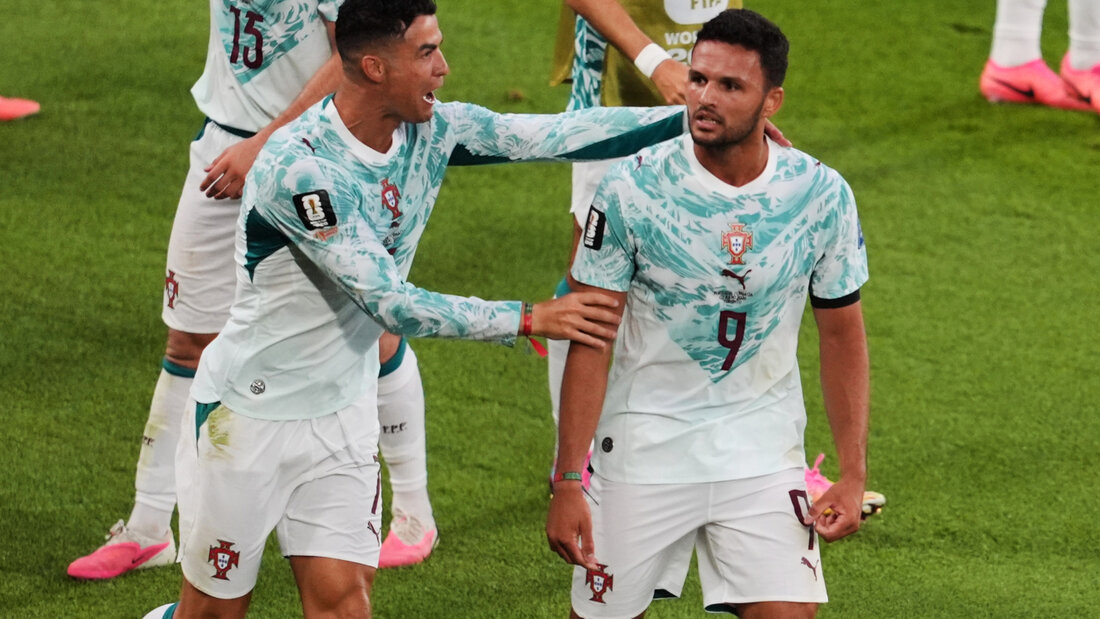 Cristiano Ronaldo (links) gratuliert dem für ihn eingewechselten Teamkollegen Gonçalo Ramos zum 2:1-Siegtreffer gegen Kroatien 20260706050014282.jpg