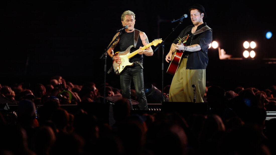 ARCHIV - Die beiden Sänger Peter Maffay (l-r) und Johannes Oerding stehen während Oerdings "Heimspiel Hamburg"-Konzert gemeinsam auf der Bühne im Volksparkstadion. Foto: Gregor Fischer/dpa/Archivbild 20260928090030126.jpg