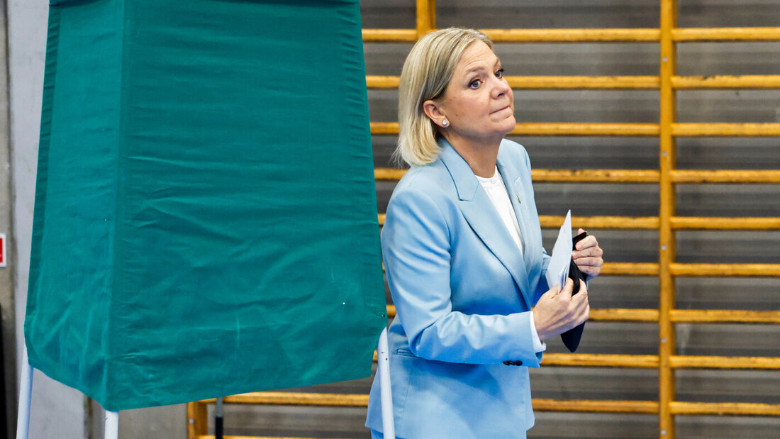 ARCHIV - Magdalena Andersson, Vorsitzende der Sozialdemokraten, gibt in einem Wahllokal in Nacka ihre Stimme ab. Foto: Stefan JerrevÂng/TT News Agency via AP/dpa 20260928120023956.jpg