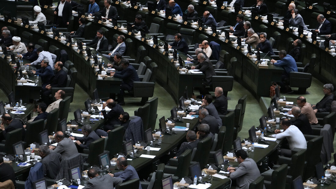 ARCHIV - Iranische Gesetzgeber sitzen während der Debatte in einer öffentlichen Sitzung des Parlaments. Foto: Vahid Salemi/AP/dpa (Archivbild) 20261018143426065.jpg