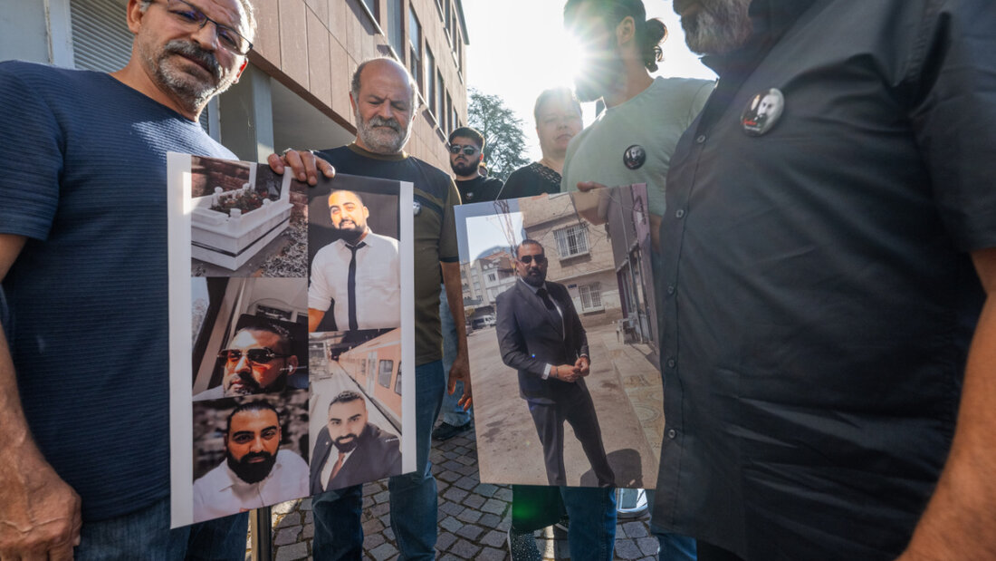 dpatopbilder - Angehörige und Freunde warten mit Fotos des getöteten Zugbegleiters Serkan Calar auf Einlass in das Landgericht. Foto: Boris Roessler/dpa 20260624152023736.jpg