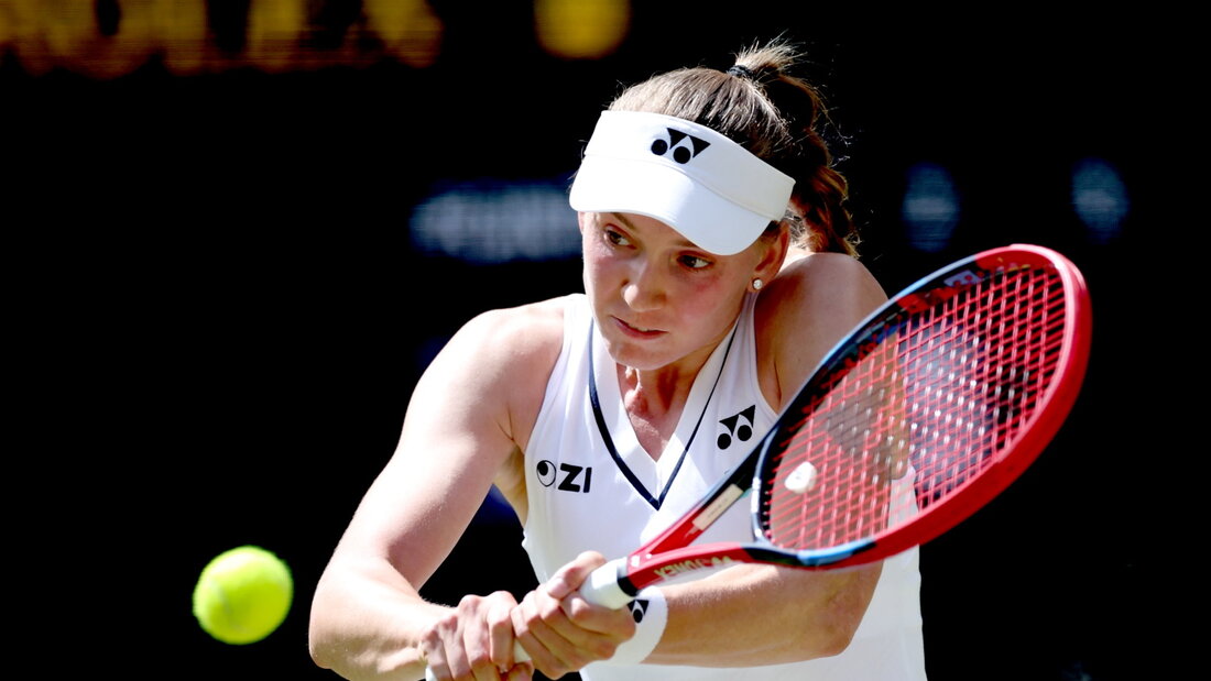 Jelena Rybakina spielt die Rückhand beidhändig und wehrt sich erfolglos gegen die Niederlage 20260704160615037.jpg