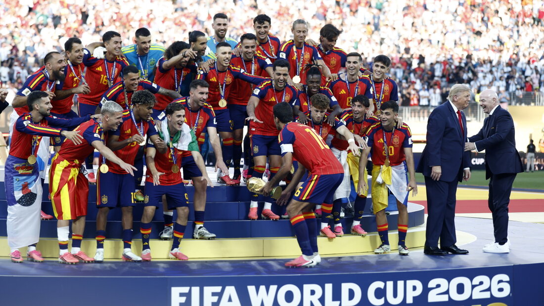 Gianni Infantino (rechts) versucht, Donald Trump aus dem Bild der feiernden Spanier zu bringen 20260720122746407.jpg