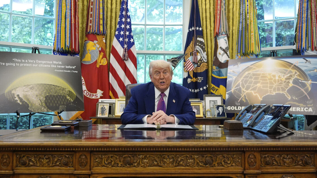 ARCHIV - US-Präsident Donald Trump spricht im Oval Office des Weißen Hauses neben zwei Schautafeln zum Raketenabwehrsystem «Golden Dome». Das von US-Präsident Donald Trump angestoßene Raketenabwehrsystem «Iron Dome» könnte laut dem Haushaltsamt des Kongresses über eine Billion Dollar kosten. Foto: Alex Brandon/AP/dpa 20260731054628596.jpg