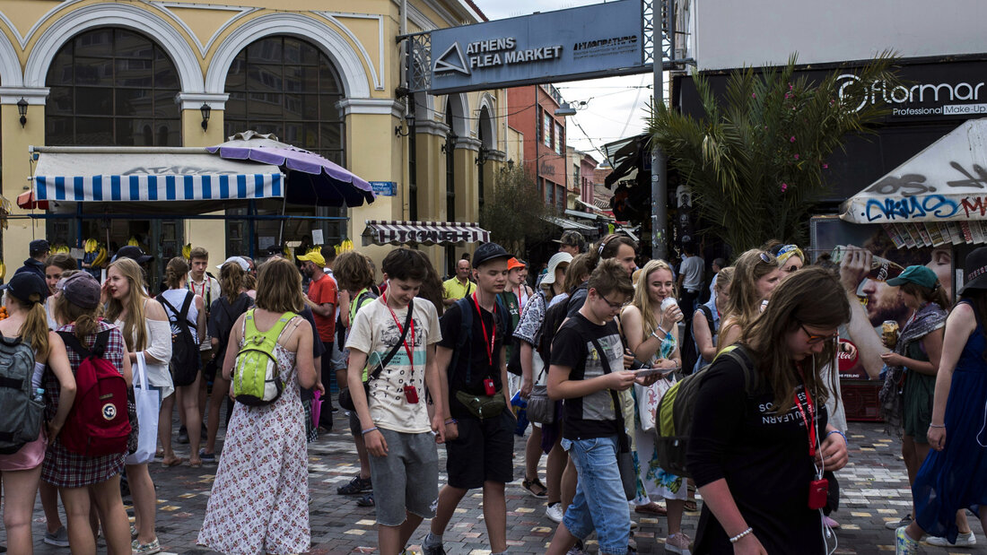 ARCHIV - Touristen gehen am Flohmarkt am Monastiraki-Platz in Athen vorbei. Foto: Angelos Tzortzinis/dpa 20260925095732674.jpg