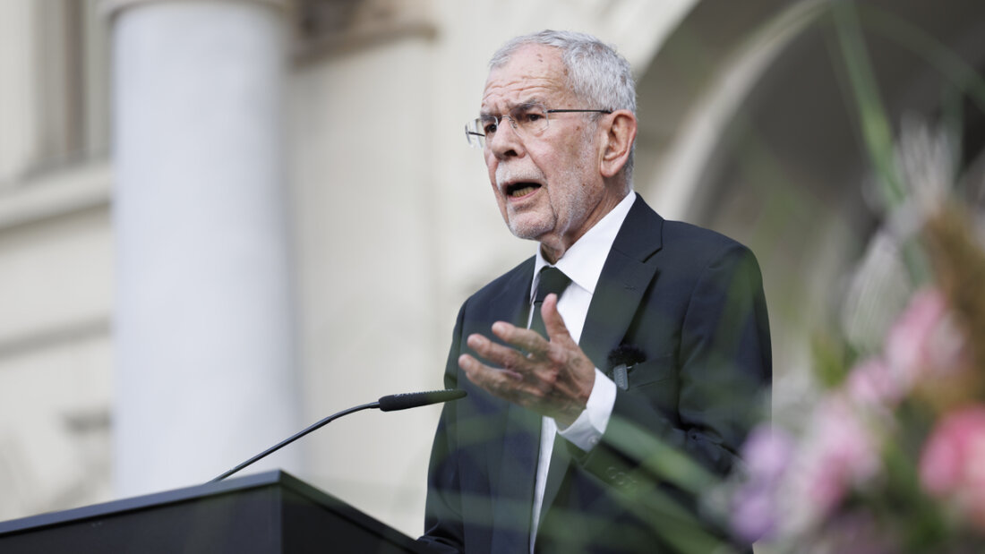 Der österreichische Bundespräsident Alexander van der Bellen spricht während einer Gedenkveranstaltung nach dem Amoklauf in einer Schule. Foto: Erwin Scheriau/APA/dpa 20250611201254958.jpg