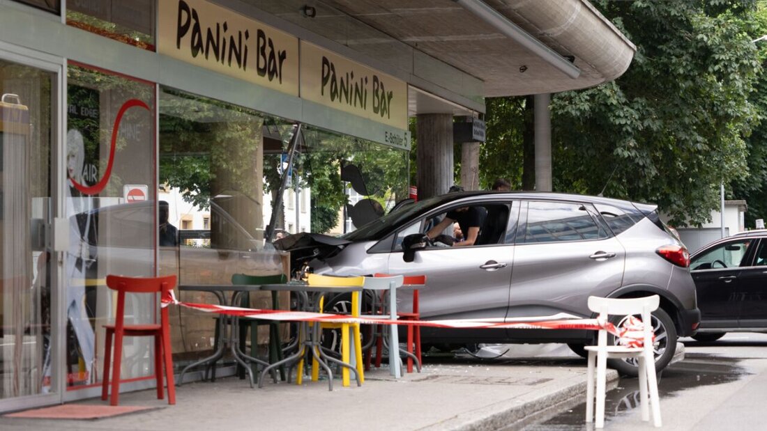Eine Automobilistin fuhr bei einem Selbstunfall in das Schaufenster einer Bar in Biel. 20250709172402488.jpg