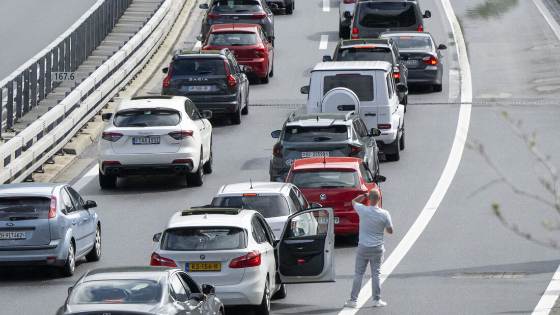 Oster-Reiseverkehr auf der A2 im Kanton Uri. Wer mit einem Motorfahrzeug die Schweiz ohne Aufenthalt durchquert, soll nach dem Willen des Bundesrates keine Durchfahrtsabgabe bezahlen müssen. (Archivbild) 20250904111348468.jpg