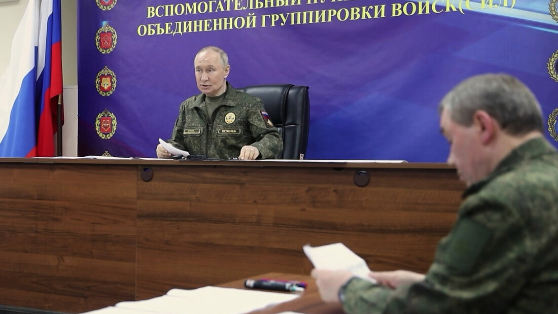 HANDOUT - Auf diesem Standbild aus einem Video, das vom Presseamt des russischen Präsidenten am Sonntag, 26. Oktober 2025, veröffentlicht wurde, spricht der russische Präsident Wladimir Putin beim Besuch eines Kommandopostens der Streitkräfte. Foto: Uncredited/Russian Presidential Press Office/AP/dpa 20251026094043272.jpg
