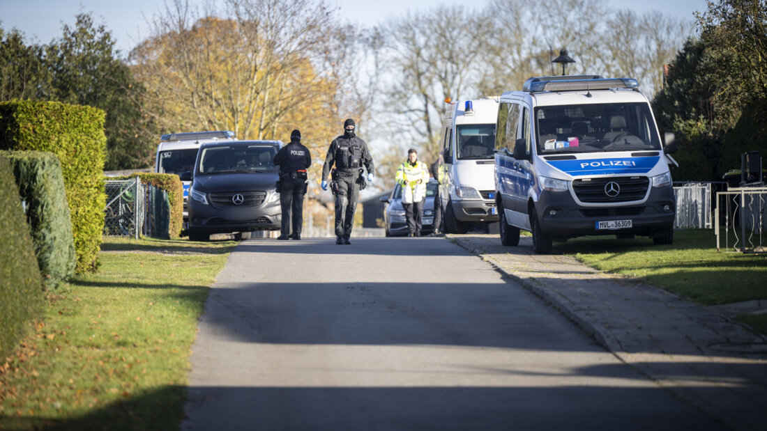 Polizeiautos stehen vor einem Wohnhaus in Reimershagen. Nach zahlreichen Hinweisen bei «Aktenzeichen XY» durchsucht die Polizei erneut mehrere Objekte in Reimershagen und im Nachbarort Rum Kogel. Foto: Philip Dulian/dpa - ACHTUNG: Kennezeich(en) wurde(n) aus rechtlichen Gründen gepixelt 20251106103311247.jpg