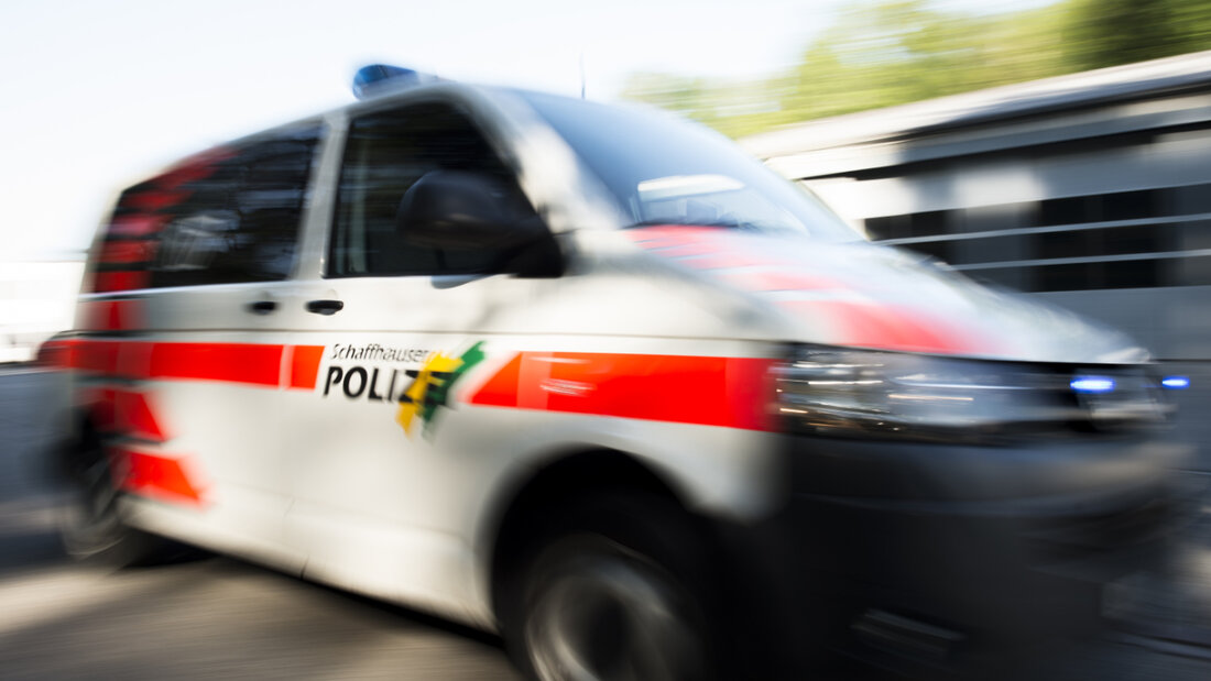 Die Schaffhauser Polizei rückte am Dienstag, 9. Dezember, in eine Wohnung in Neuhausen aus. Dort starb ein 27-jähriger Mann an den Folgen einer Schussverletzung. (Symbolbild) 20251216162853339.jpg