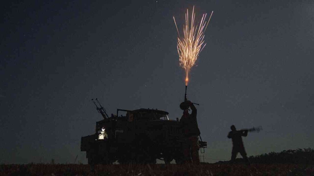 ARCHIV - Ukrainische Soldaten der Luftverteidigungseinheit der 59. Brigade feuern auf russische Kampfdrohnen in der Region Dnipropetrowsk. Foto: Evgeniy Maloletka/AP/dpa 20260108125349266.jpg