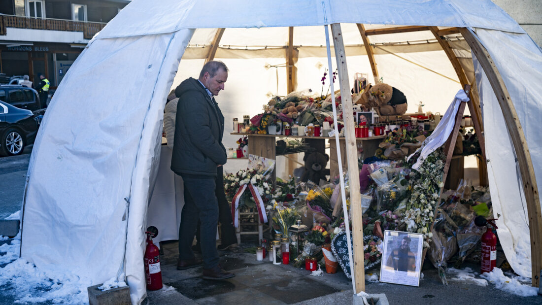 Das Parlament müsse die Lehren aus der Brandkatastrophe ziehen, damit sich eine solche Tragödie nie wiederhole, forderte Nationalratspräsident Pierre-André Page (im Bild). 20260302164032774.jpg