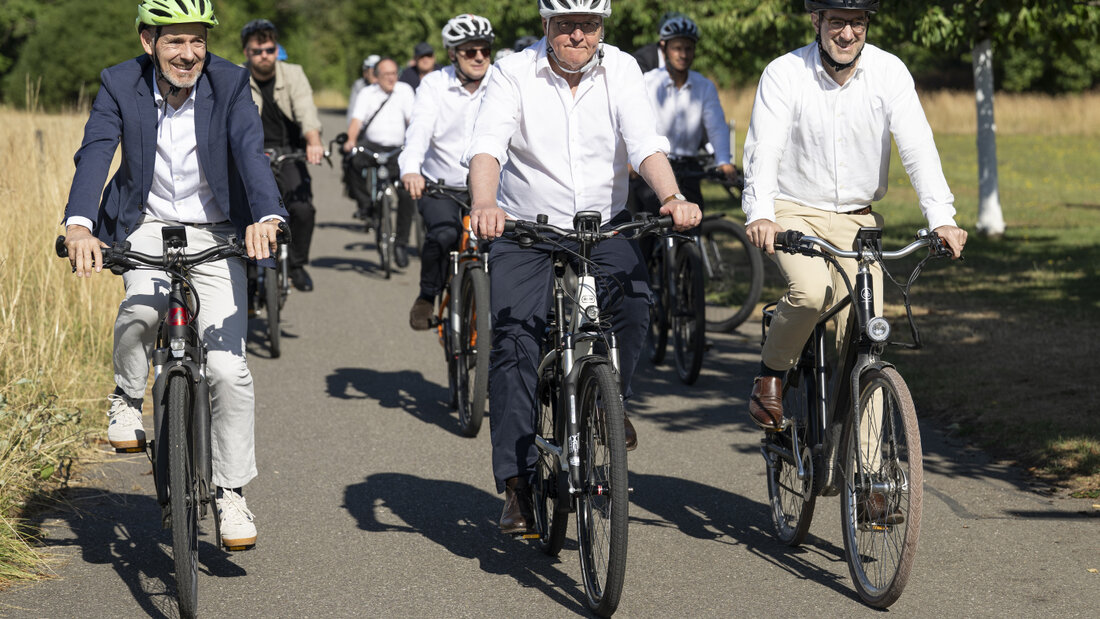 Bundespräsident Frank-Walter Steinmeier fährt zusammen mit dem Lörracher Oberbürgermeister Jörg Lutz (links( und dem Basler Regierungspräsidenten Conradin Cramer (rechts) mit dem E-Bike nach Riehen BS. 20260702095310864.jpg