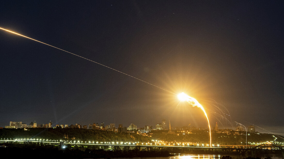 ARCHIV - Die ukrainische Luftabwehr fängt bei einem russischen Luftangriff auf die ukrainische Hauptstadt eine Drohne in der Luft ab. (Archivbild) Foto: Evgeniy Maloletka/AP/dpa 20260706015629480.jpg