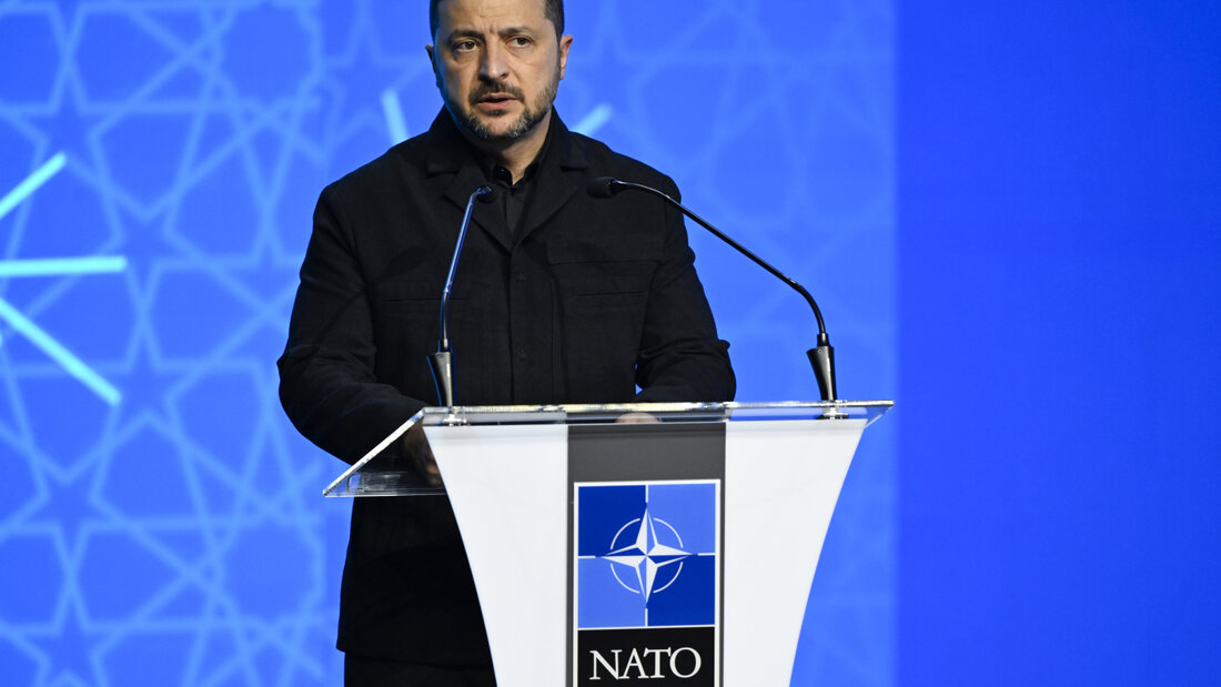 Der ukrainische Präsident Wolodymyr Selenskyj hält im Rahmen des 36. NATO-Gipfels eine Rede. Foto: Emmi Korhonen/Lehtikuva/dpa 20260707181050101.jpg