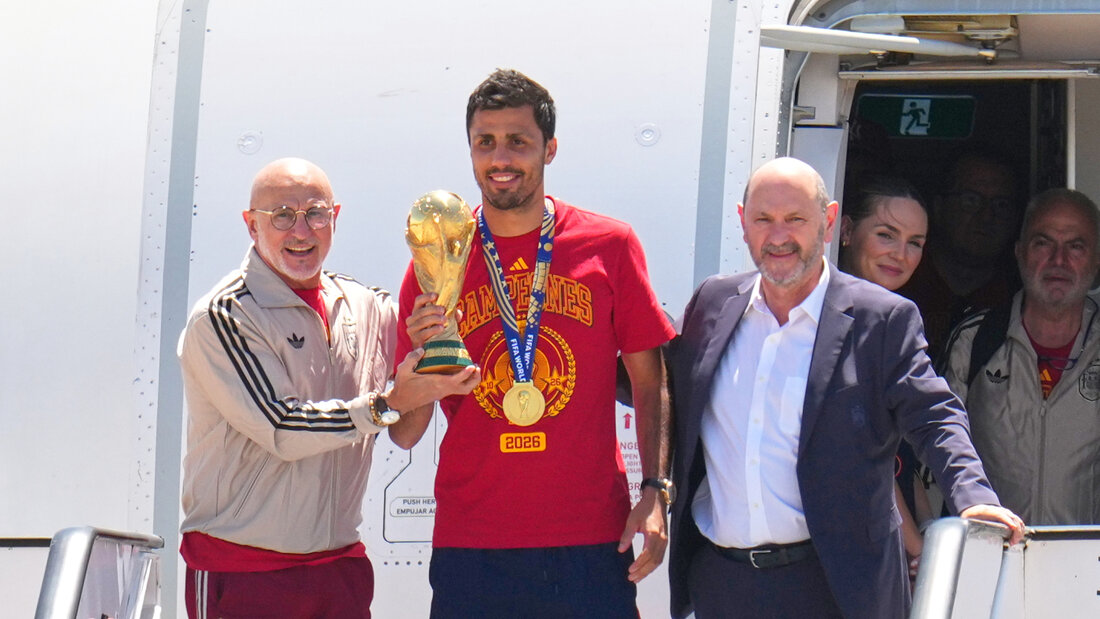 Vorsichtig, aber glücklich: Spaniens Captain Rodri trägt den WM-Pokal in Madrid aus dem Flugzeug 20260720184021366.jpg