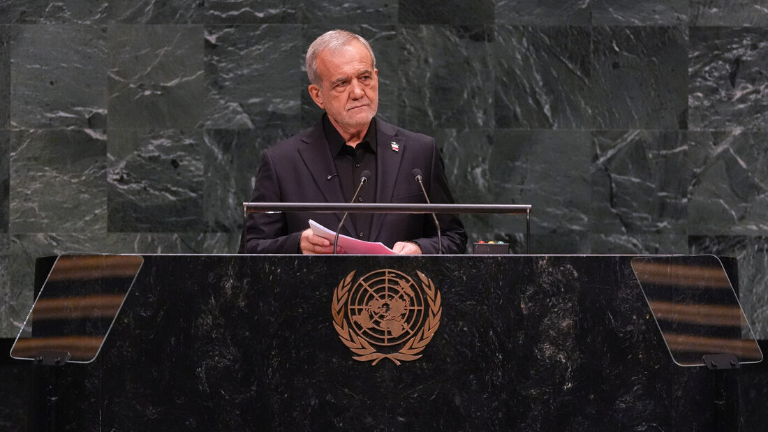 Der iranische Präsident Massud Peseschkian hält im Hauptquartier der Vereinten Nationen eine Rede während der 81. Sitzung der Generalversammlung der Vereinten Nationen. Foto: Heather Khalifa/FR172147 AP/AP/dpa 20260923164204831.jpg