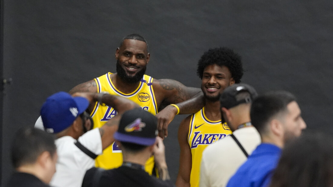 LeBron James (links) und sein Sohn Bronny James lächeln in die Kameras 20241007074629914.jpg