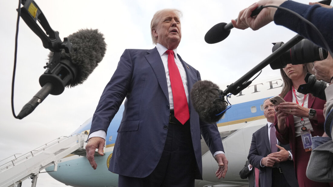 dpatopbilder - US-Präsident Donald Trump spricht zu Medienvertretern. Foto: Jacquelyn Martin/AP/dpa 20250726191853523.jpg