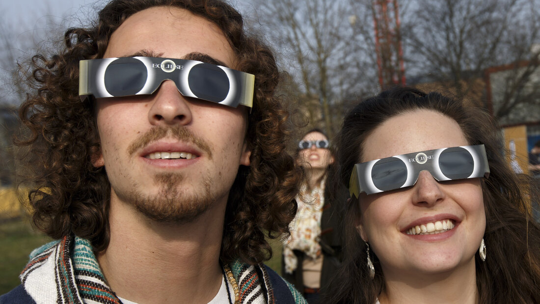 Spätestens am Mittwochabend werden die Stunden in der Warteschlange vergessen sein: Gegen 20.45 Uhr erreicht die Sonnenfinsternis erwartungsgemäss ihren Höhepunkt. (Archivbild) 20260811162721707.jpg