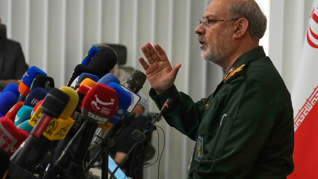ARCHIV - Der Sprecher der iranischen Revolutionsgarde, General Hussein Mohebi, spricht während einer Pressekonferenz in der iranischen Hauptstadt. Foto: Vahid Salemi/AP/dpa 20261014133738611.jpg