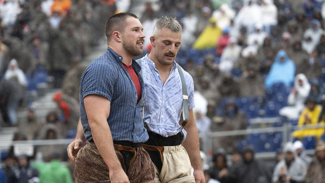 Samuel Giger (rechts) und Fabian Staudenmann stellen auf der Schwägalp im Schlussgang, was den zwei Topfavoriten zum gemeinsamen Festsieg ausreicht 20240818180245503.jpg