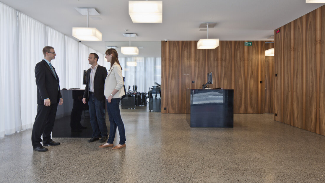 Schweizerinnen und Schweizer halten ihre Banken für sicher und geben auch der Freundlichkeit des Bankpersonals gute Bewertungen. (Archivbild) 20250610075710850.jpg