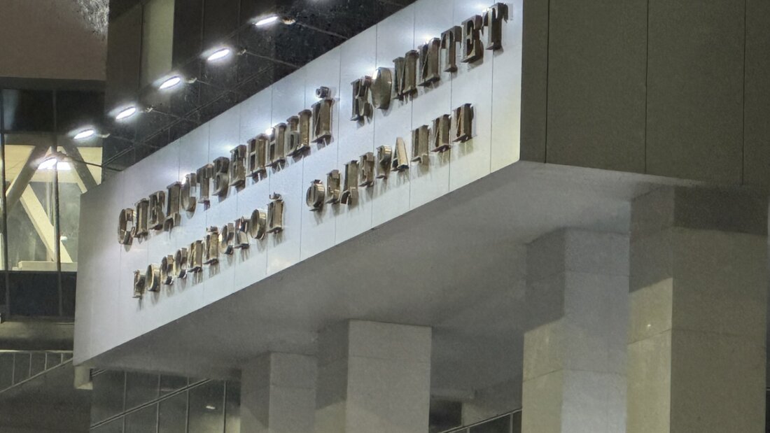 ARCHIV - Der Schriftzug am Gebäude des Ermittlungskomitees. Das Ermittlungskomitee ist eine der einflussreichsten Behörden in Russland. Foto: Andre Ballin/dpa 20251216095633486.jpg