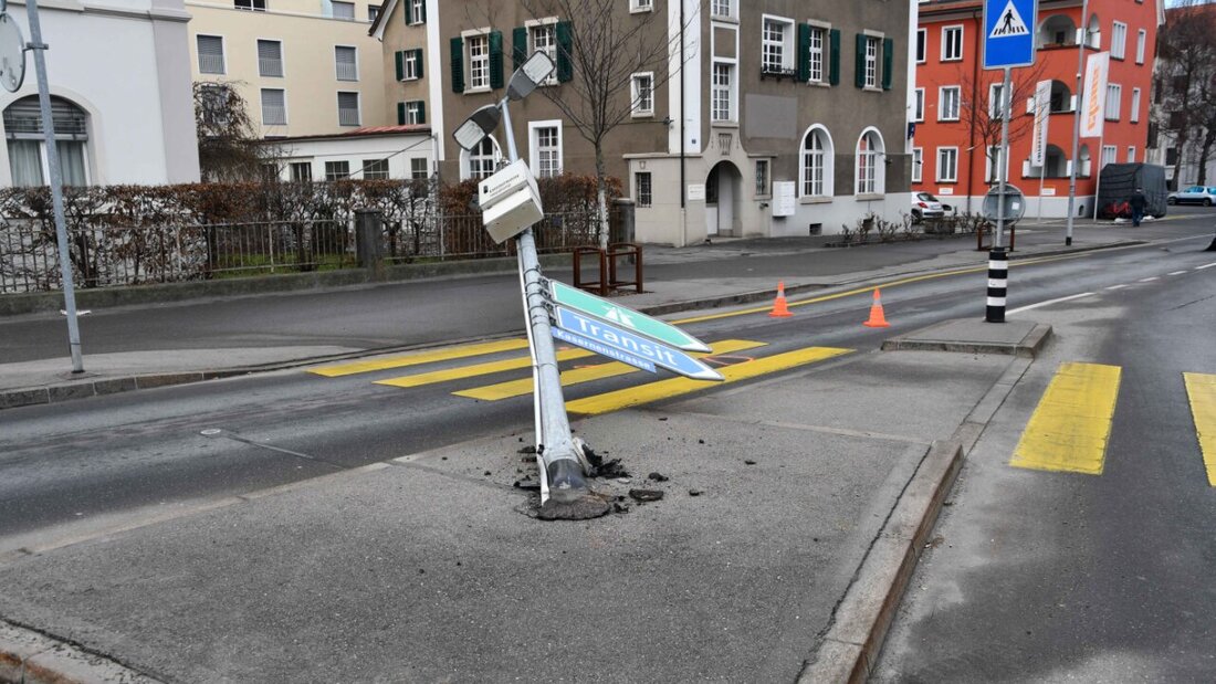 In Chur GR ist eine Autolenkerin mit einem Kandelaber kollidiert. 20260124135653976.jpg