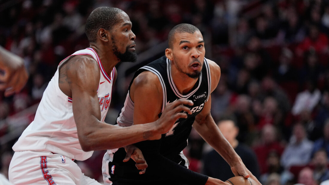 Victor Wembanyama (rechts, hier gegen Kevin Durant) war aufseiten der Spurs einmal mehr der entscheidende Faktor 20260129061710030.jpg