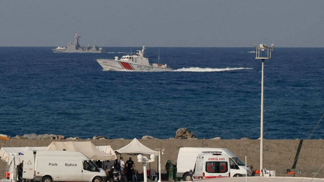 dpatopbilder - Schiffe fahren in der Nähe des Hafens von Kyrenia vorbei, während im türkisch besetzten Norden Zyperns ein Krankenwagen am Ufer geparkt ist. Foto: Nedim Enginsoy/AP/dpa 20260831035432003.jpg