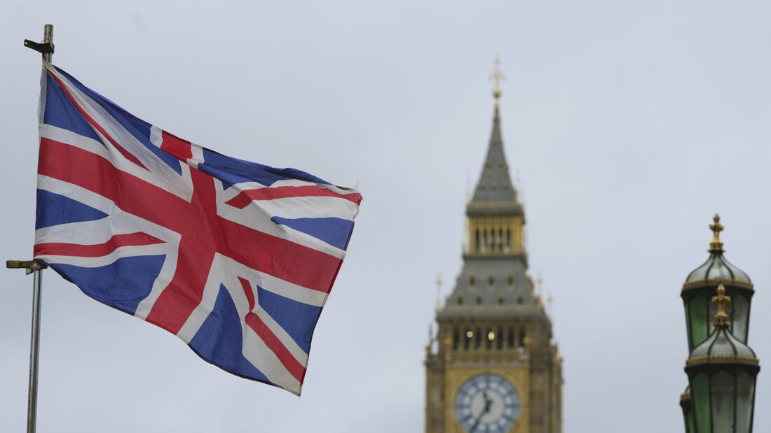 ARCHIV - Die britische Flagge weht in der Nähe des Big Ben in London. Foto: Kirsty Wigglesworth/AP/dpa/Symbolbild 20260910212502022.jpg
